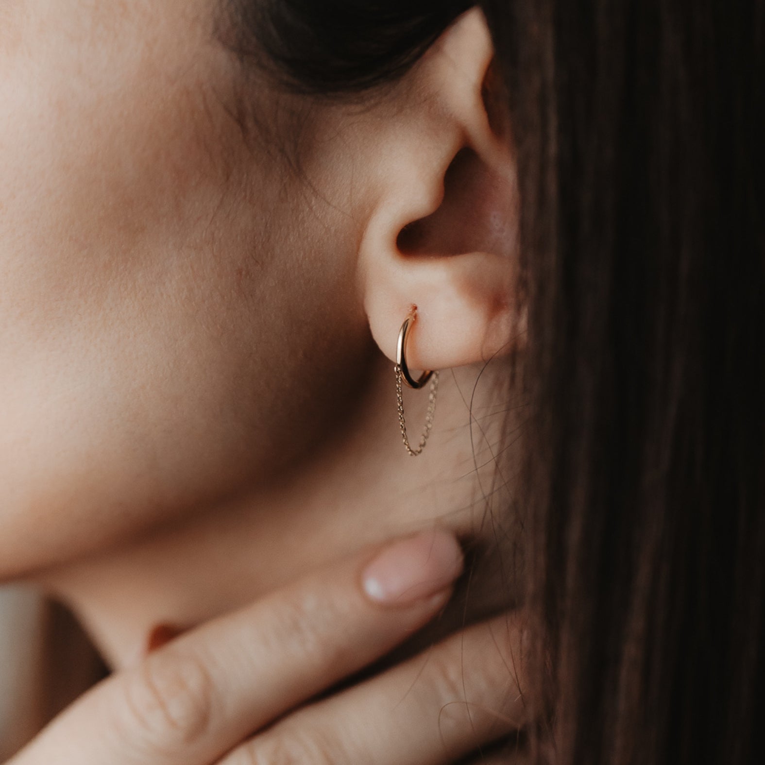Złote kolczyki Chained Hoops - Indira