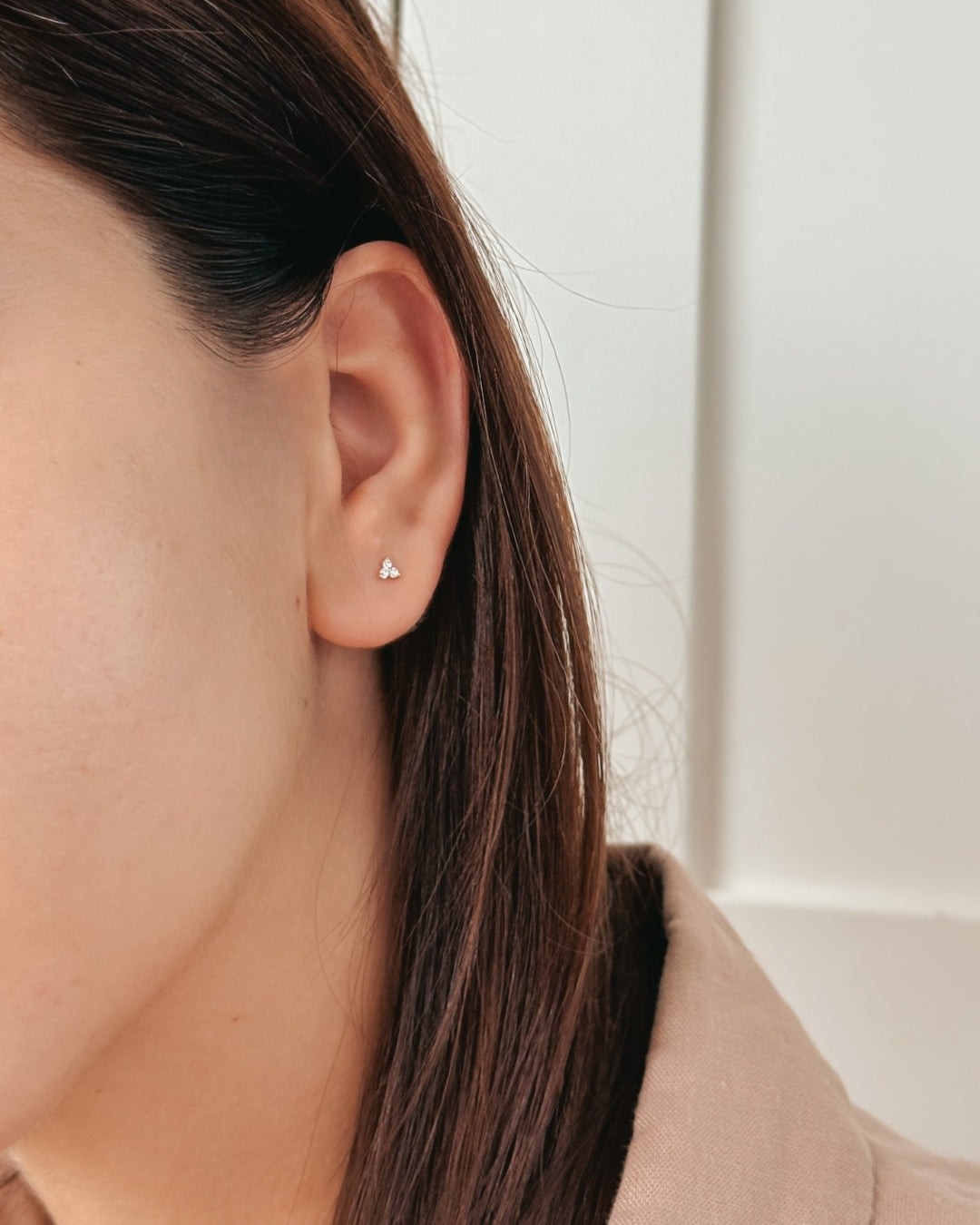 Kolczyki do piercingu labret z żółtego złota Petals - Cyrkonia - Indira