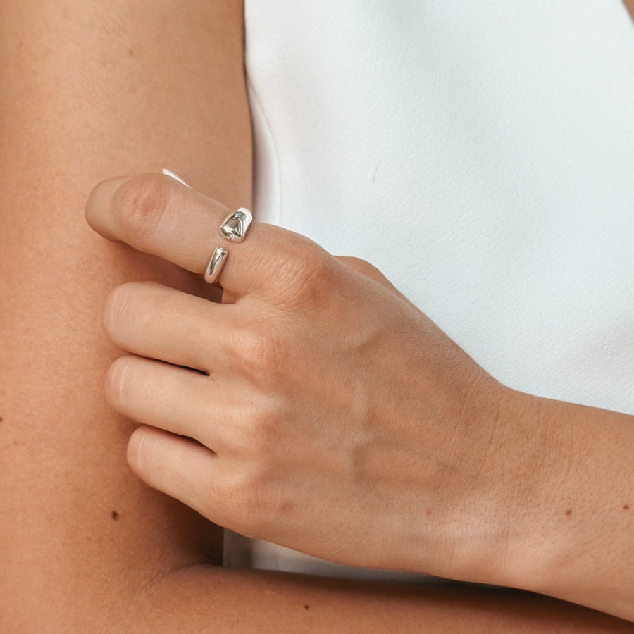Regulowany srebrny pierścionek Huggie - Indira