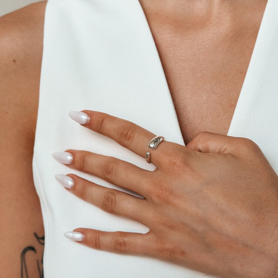 Regulowany srebrny pierścionek Huggie - Indira