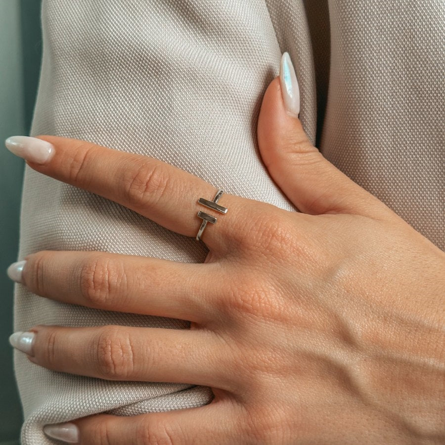 Srebrny pierścionek Parallel Bar - Indira