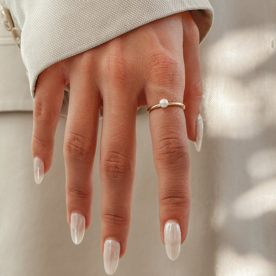 Srebrny pierścionek Golden Pearl Solitaire - Indira