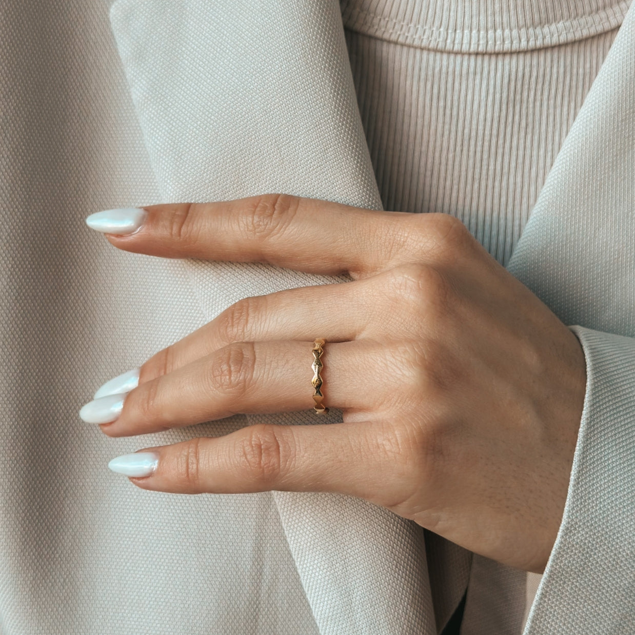 Srebrny pierścionek pozłacany Sculpture - Indira