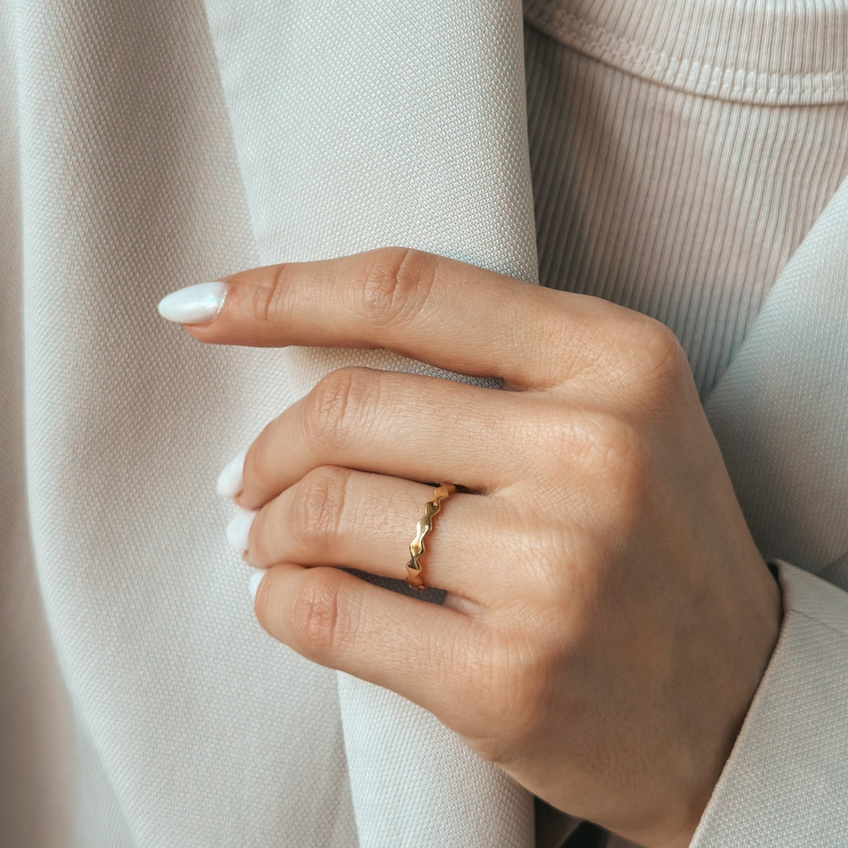 Pierścionek ze srebra pozłacanego Sculpture - Indira