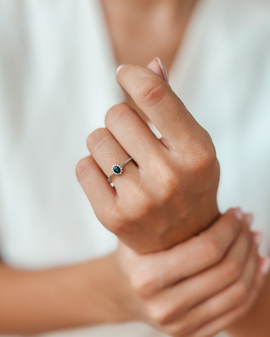 Pierścionek Genn z białego złota - Szafir i Diamenty