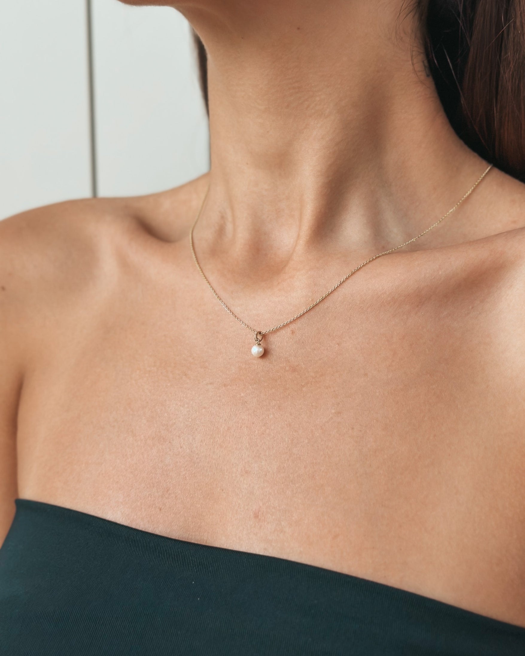 Złoty wisiorek Aveline – Naturalna perła i diamenty - Indira