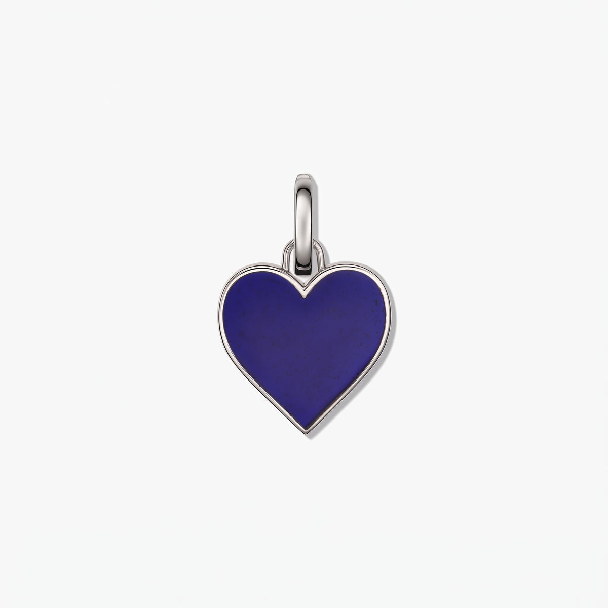 Srebrny wisiorek w kształcie serca z głębokim niebieskim środkiem, na białym tle.