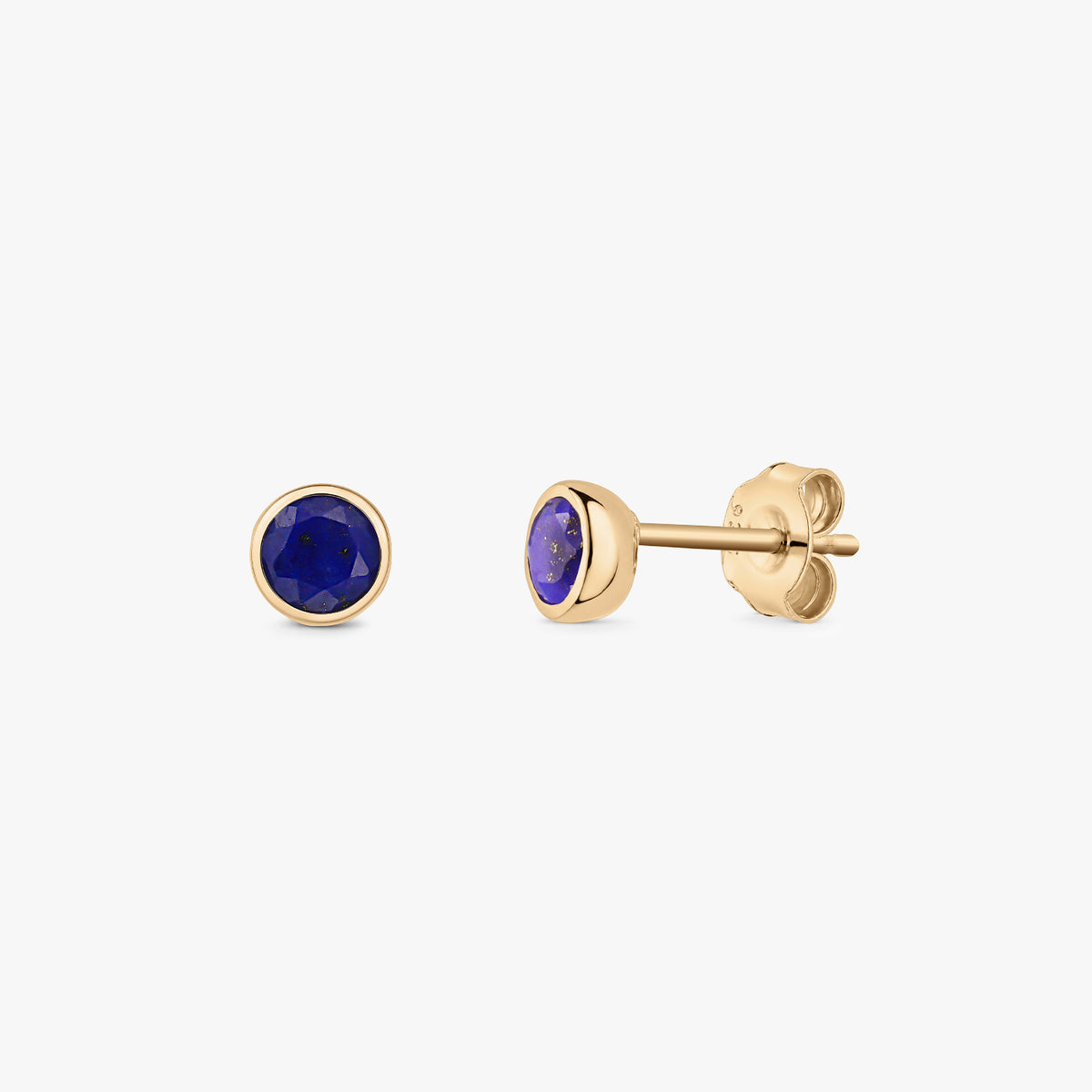 Okrągłe kolczyki sztyfty z lapis lazuli w oprawie typu bezel, z pozłacanego srebra 925, pokazane z przodu i z boku, z zapięciami typu motylek na białym tle.