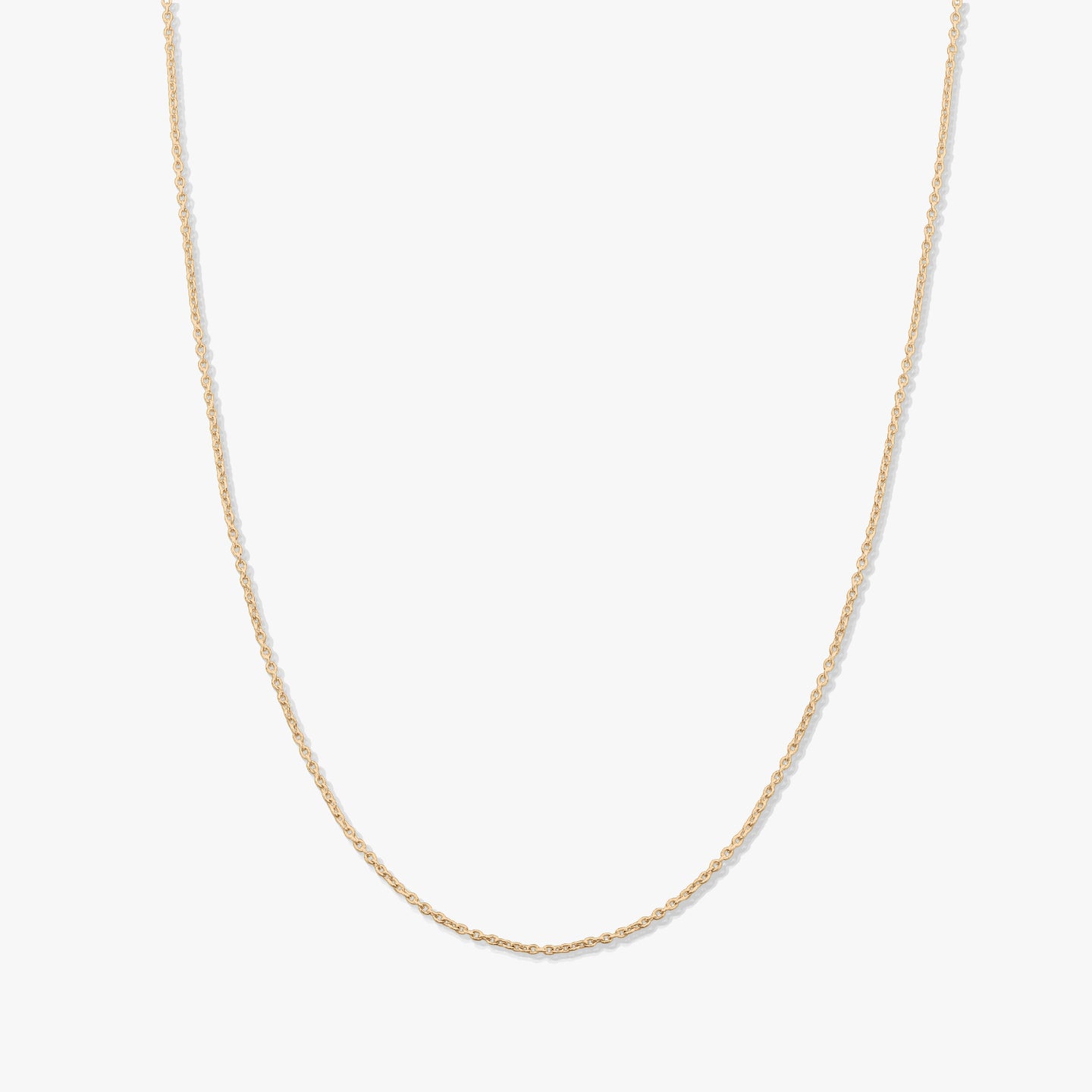 Minimalistyczny naszyjnik łańcuszek z 14K żółtego złota na jednolitym białym tle.