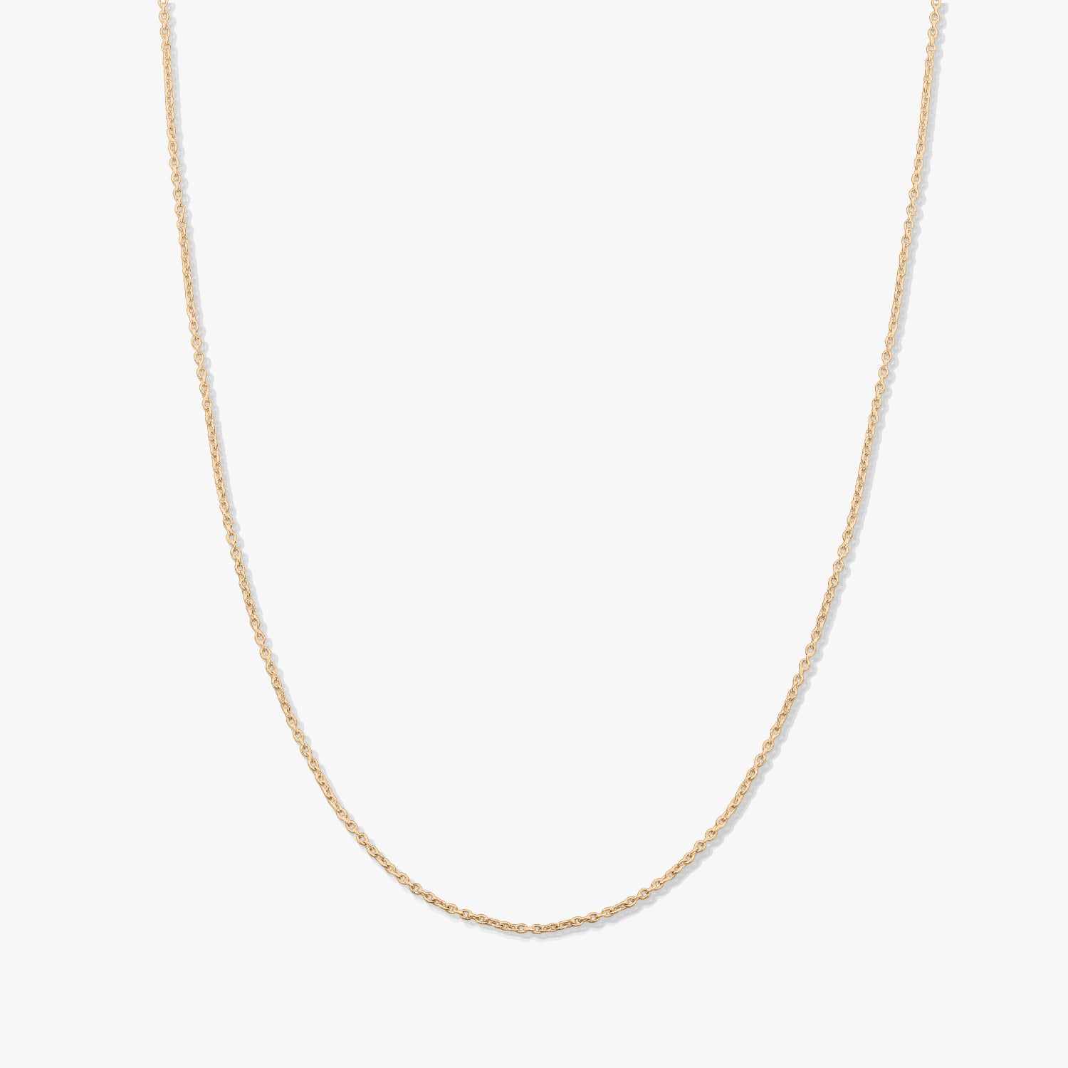 Minimalistyczny naszyjnik łańcuszek z 14K żółtego złota na jednolitym białym tle.