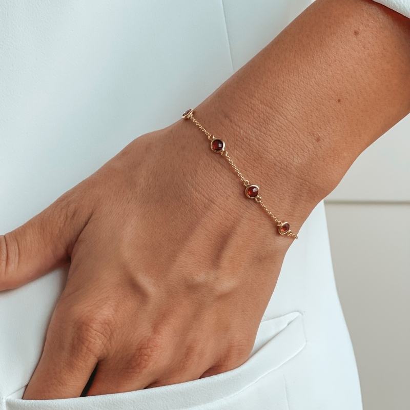 Srebrna bransoletka Birthstone Golden Styczeń - Granat - Indira