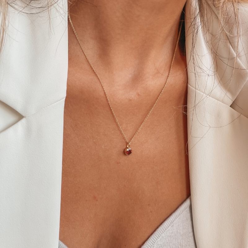 Naszyjnik ze srebra Birthstone Golden Styczeń - Granat - Indira