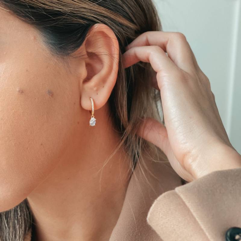 Kolczyki ze Srebra Golden Gem Huggies - Kamień Księżycowy - Indira