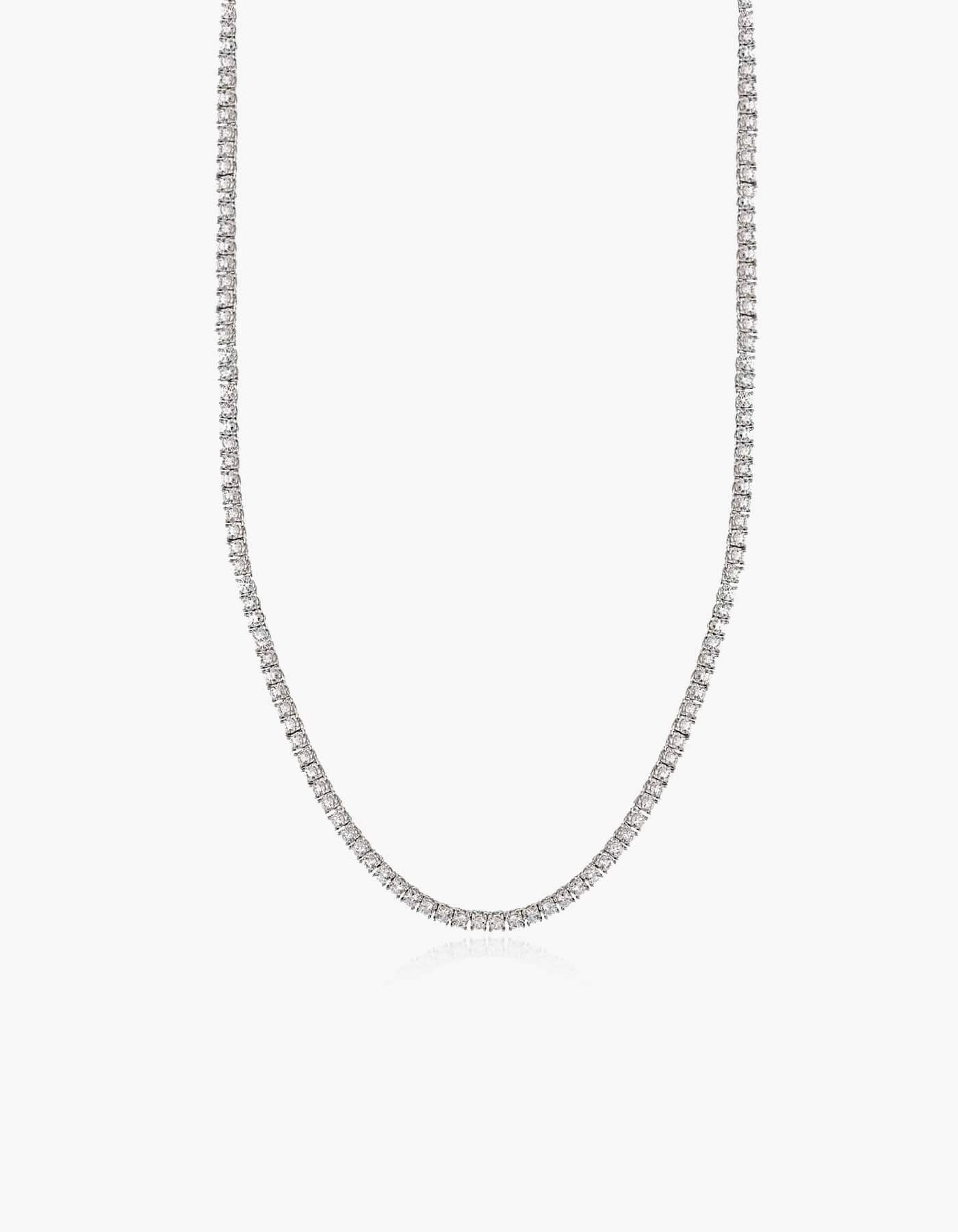 Srebrny naszyjnik tenisowy z cyrkoniami na białym tle.