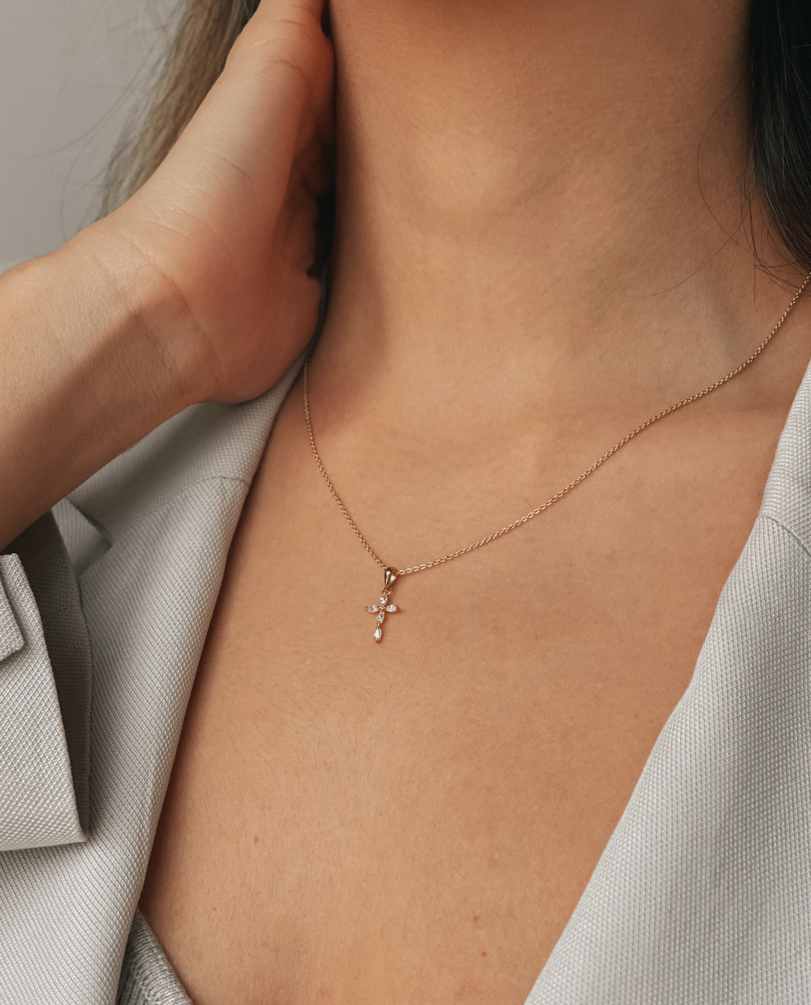 Złoty wisiorek Croix - Indira