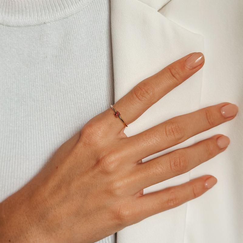 Srebrny pierścionek z kamieniem urodzinowym Golden January - Granat - Indira