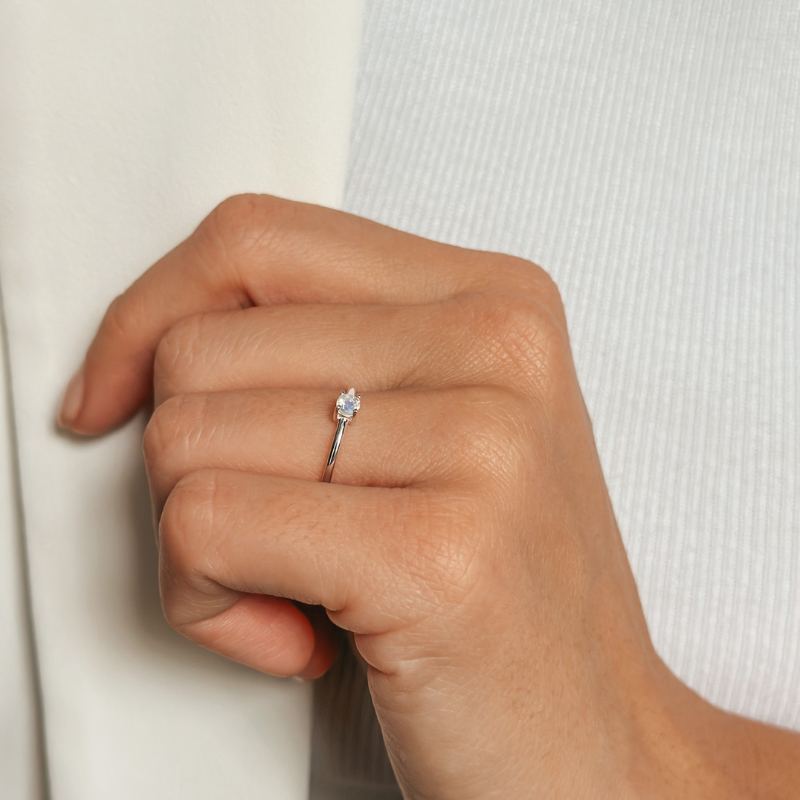 Srebrny pierścionek Birthstone June - Kamień księżycowy - Indira