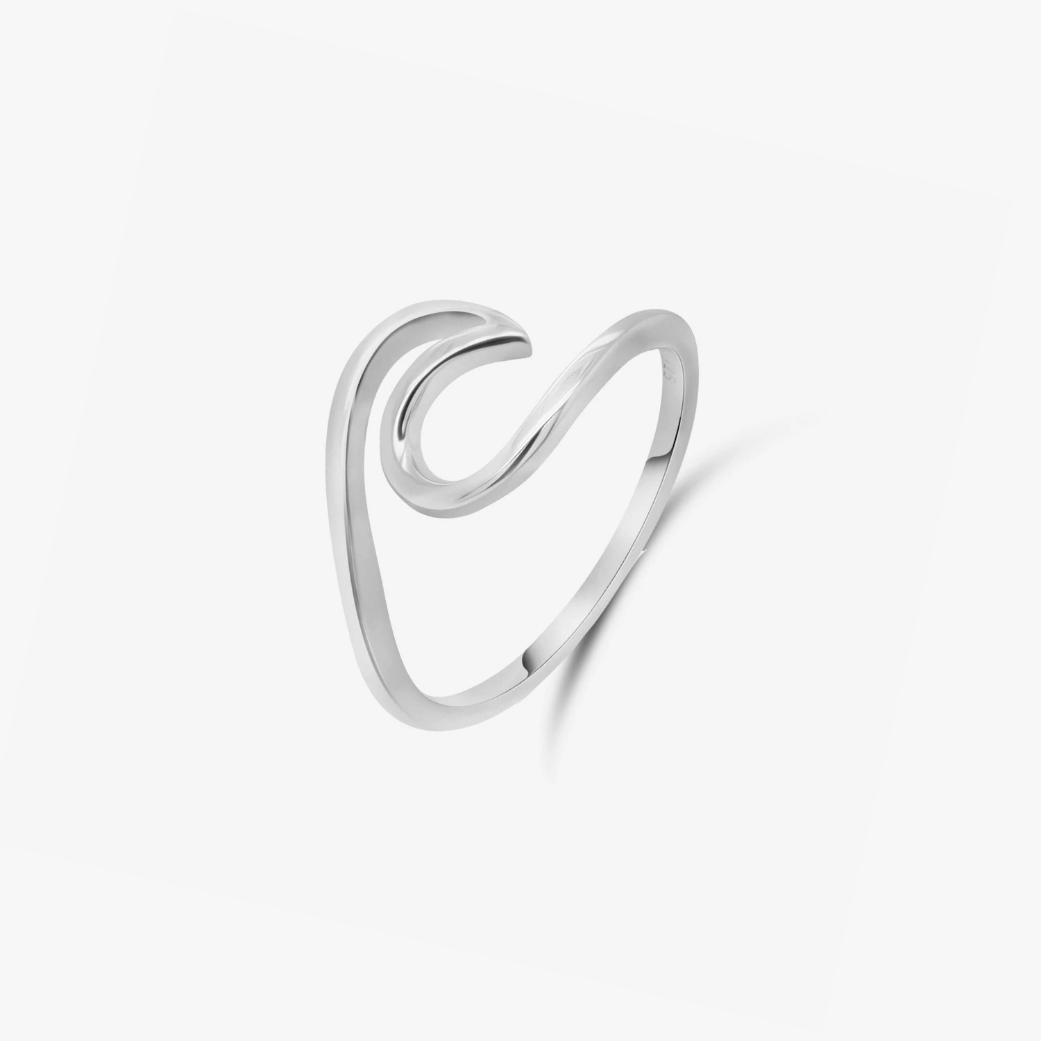 Minimalistyczny srebrny pierścionek z falistym wzorem na białym tle.