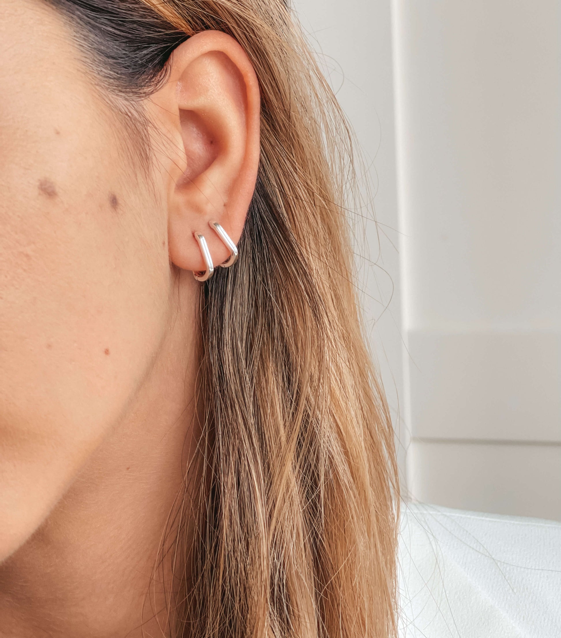 Srebrne kolczyki U Hoops - Indira