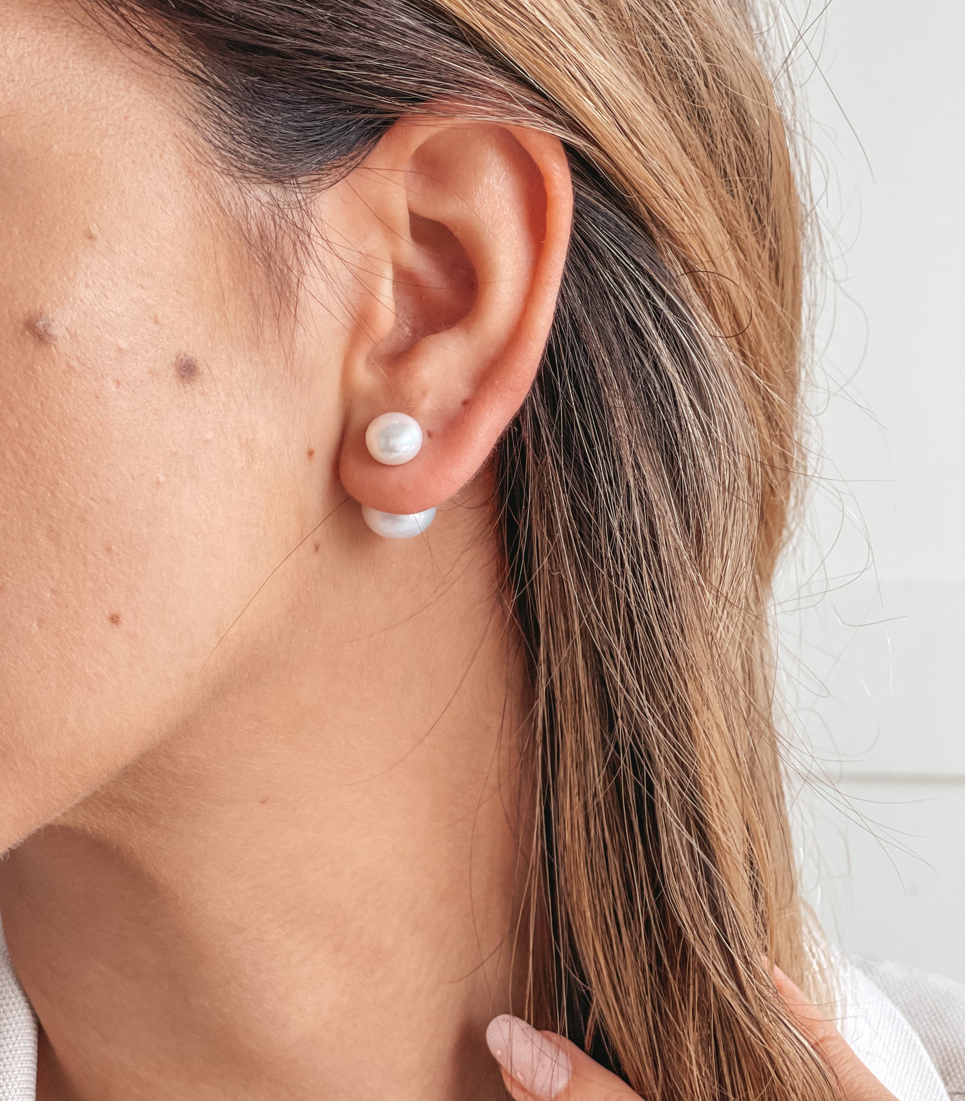 Kolczyki srebrne Double Pearl Studs – Naturalne Perły – Indira
