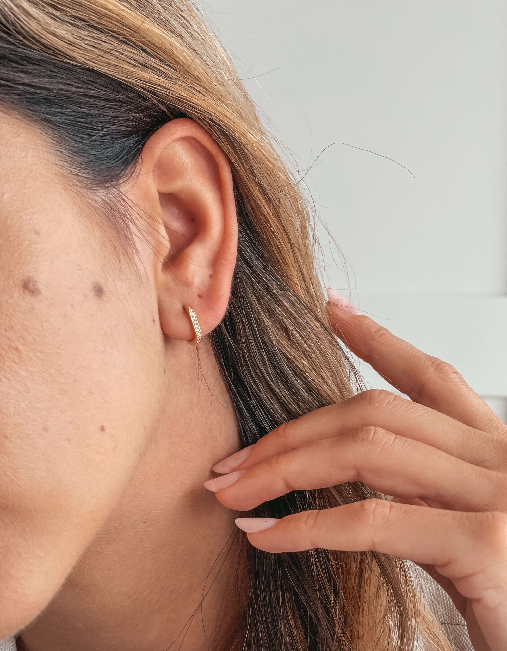 Srebrne kolczyki Golden U Hoops - Cyrkonia - Indira