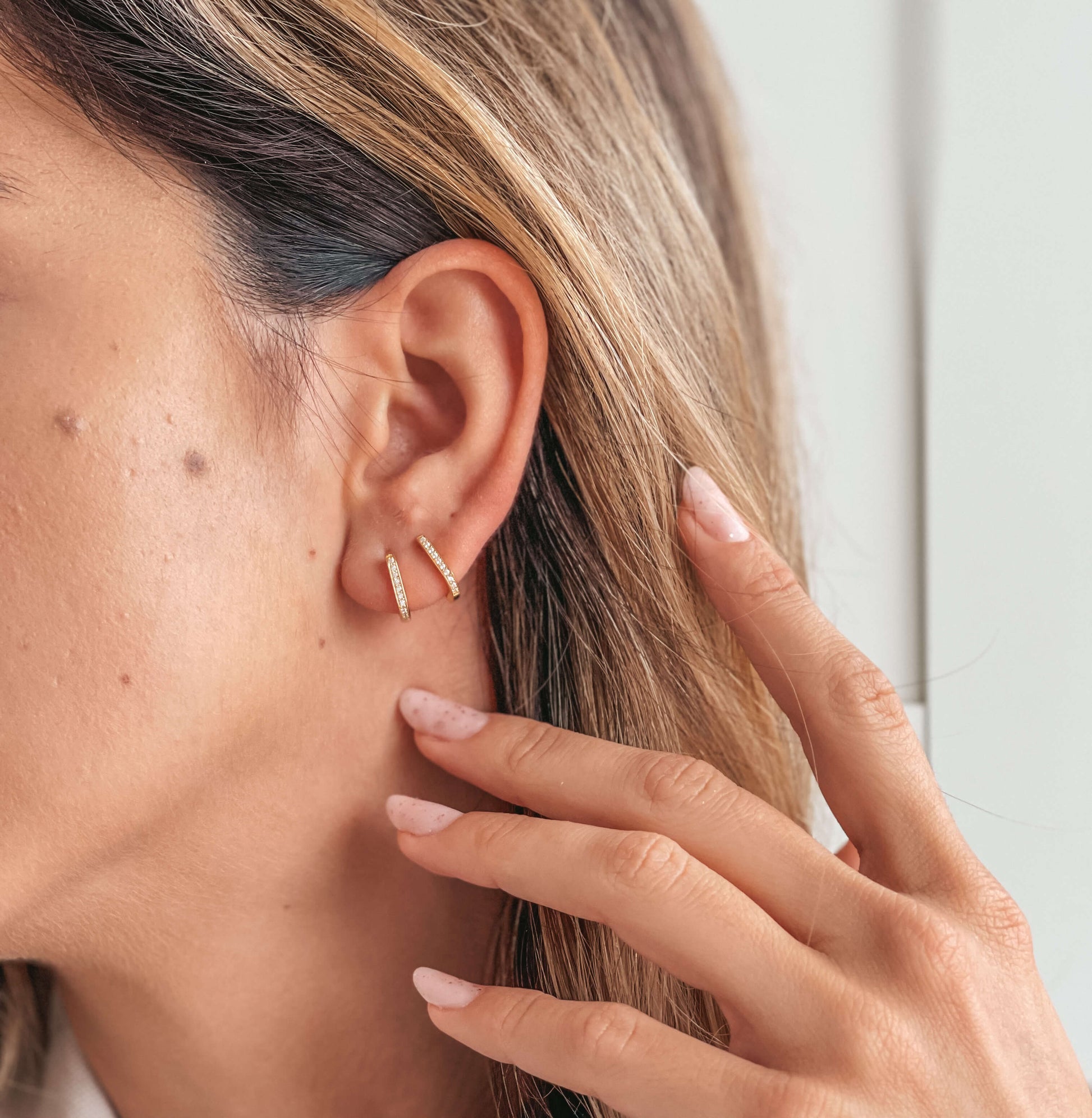 Kolczyki srebrne Golden U Hoops - Cyrkonie - Indira