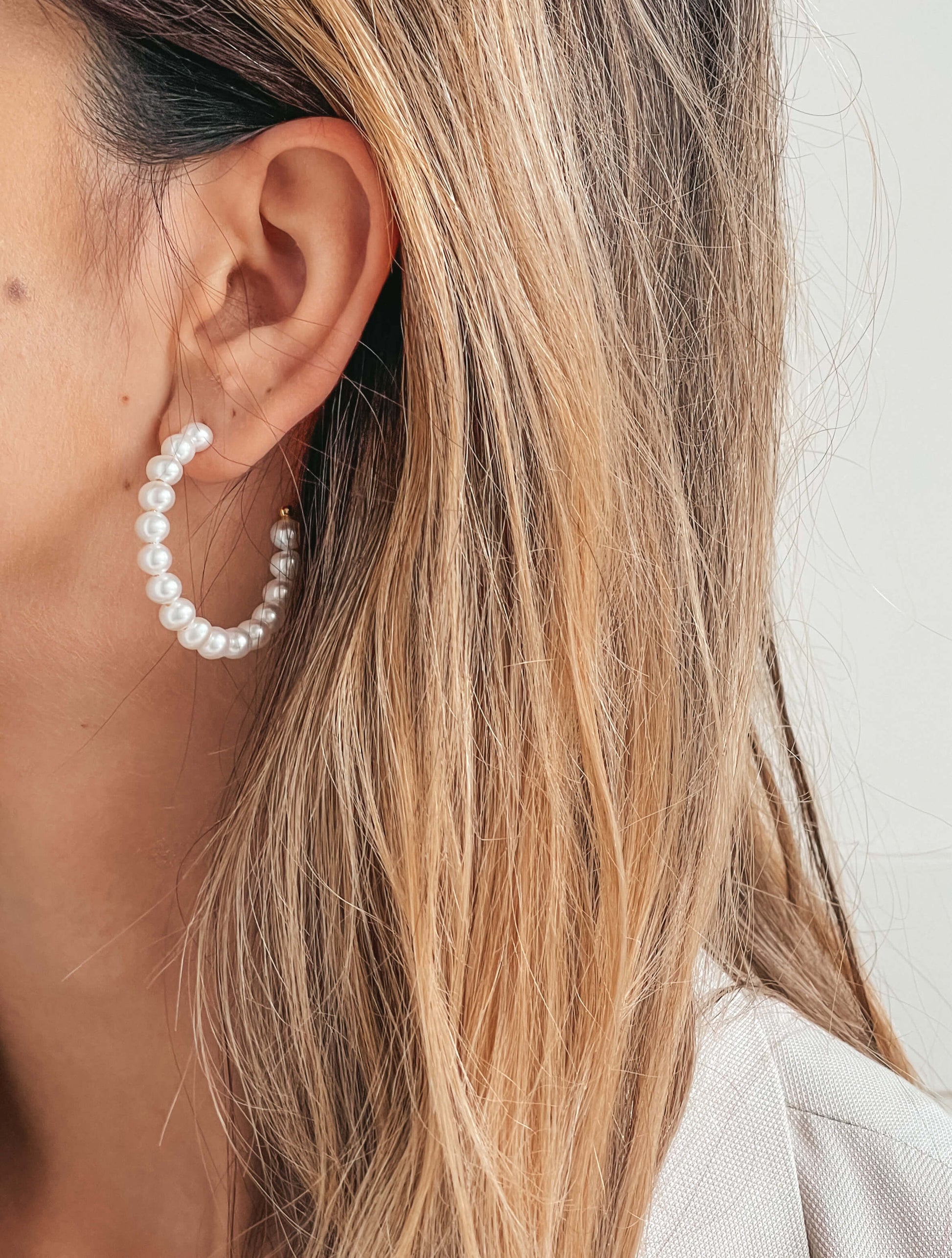 Srebrne kolczyki Golden Pearl Hoops - Naturalne perły - Indira