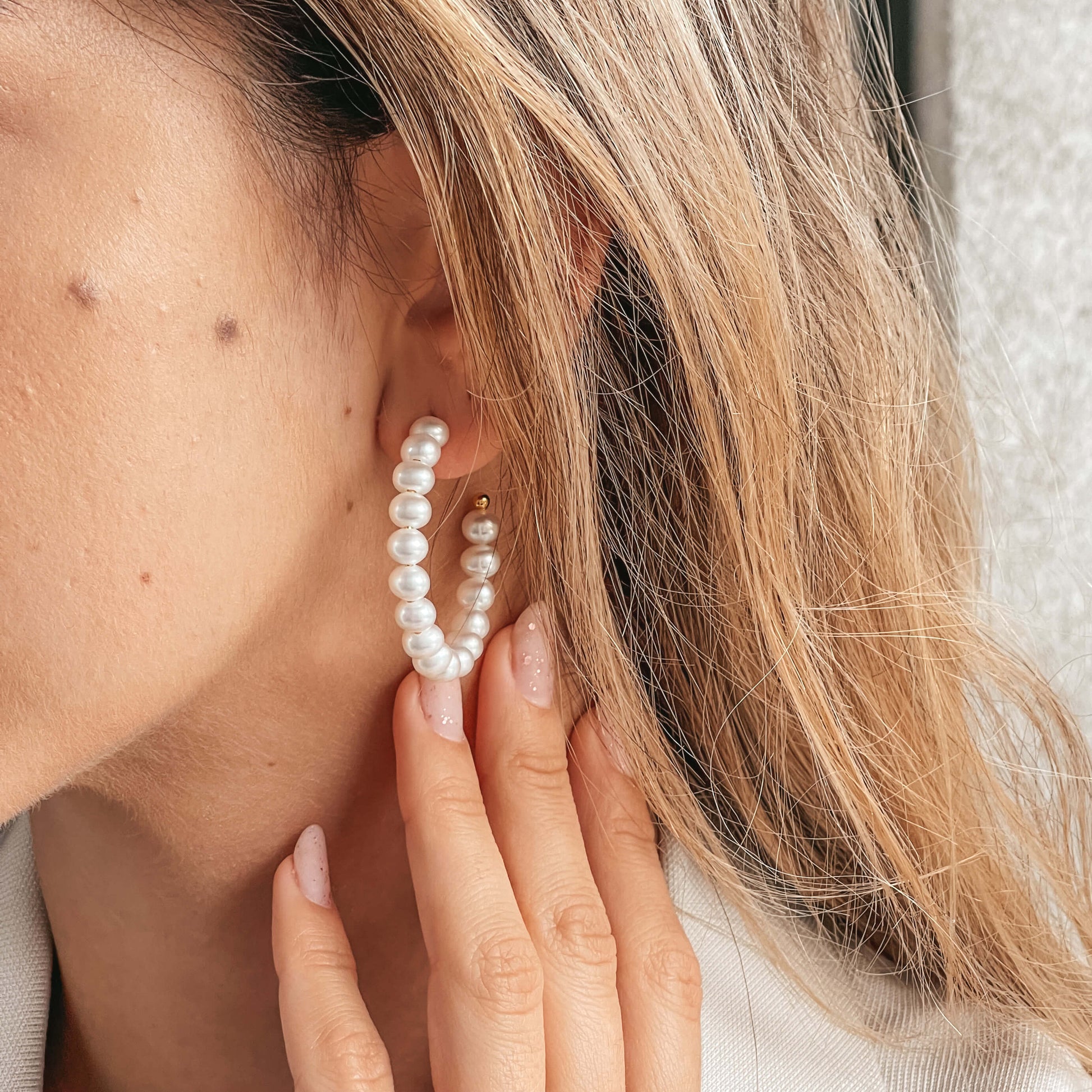 Kolczyki srebrne Golden Pearl Hoops - Naturalne perły - Indira