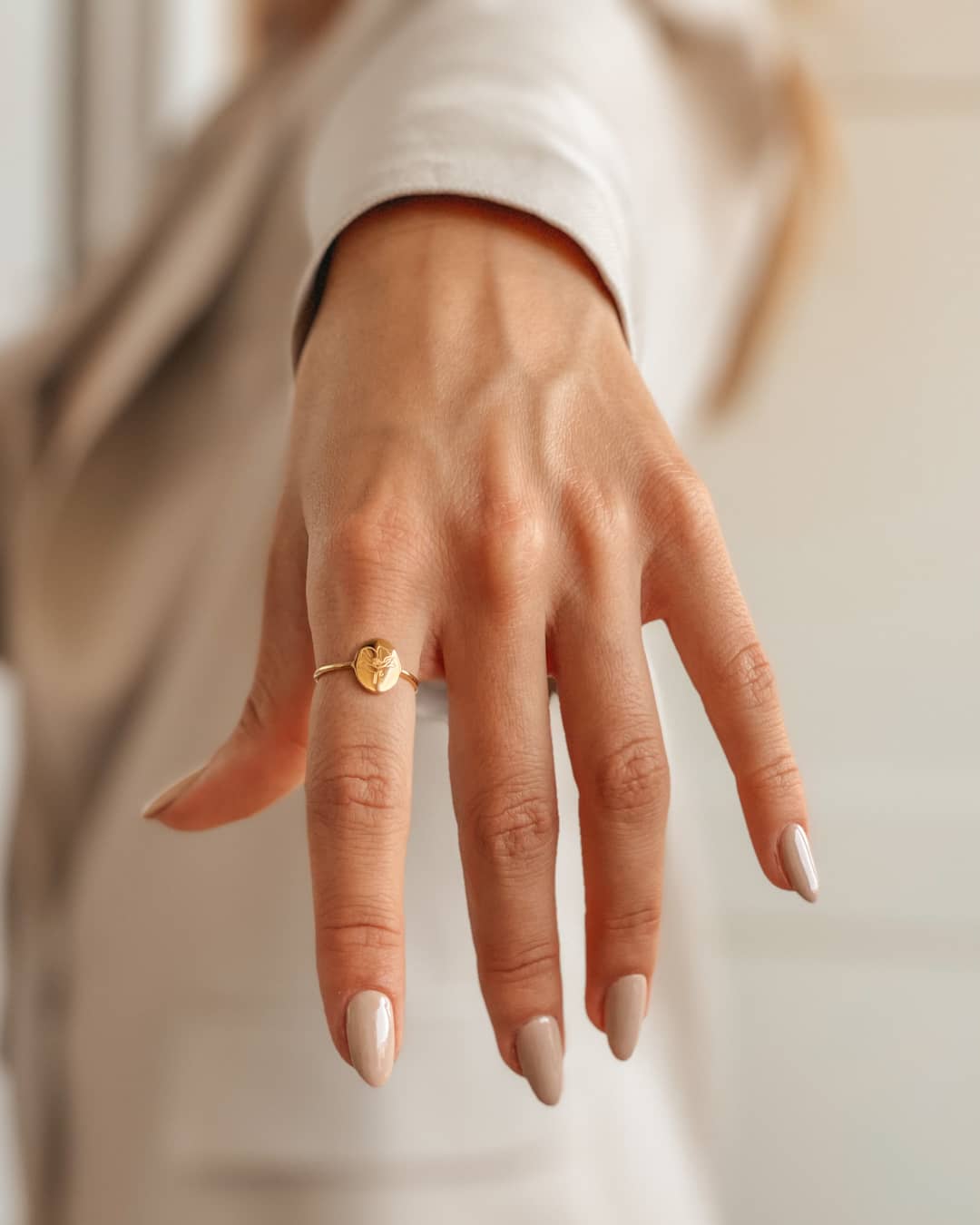 Srebrny pierścionek Birth Flower Golden - Sierpień Mak - Indira