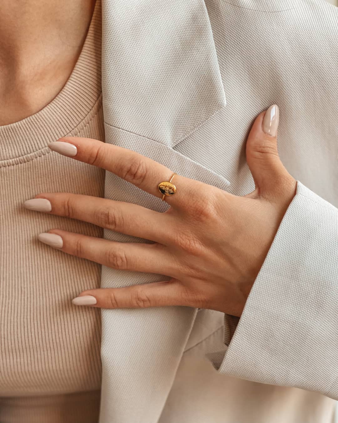 Złoty pierścień z kwiatem miesiąca - Sierpień, mak - Indira