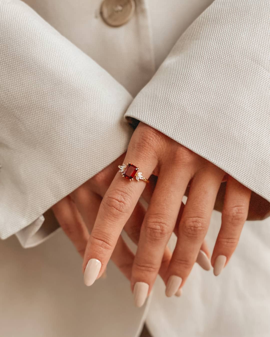 Srebrny pierścionek Golden Faerie - Granat - Indira