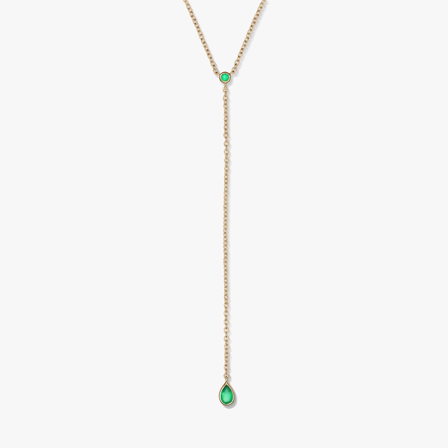Elegancki naszyjnik typu lariat z pozłacanego srebra próby 925 z akcentami z zielonego onyksu i zawieszką w kształcie łezki, sfotografowany na białym tle.