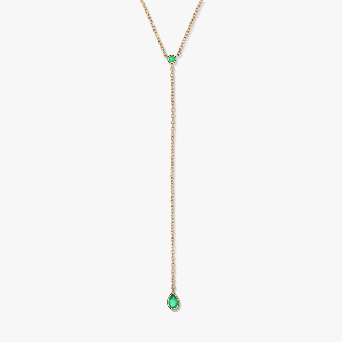 Elegancki naszyjnik typu lariat z pozłacanego srebra próby 925 z akcentami z zielonego onyksu i zawieszką w kształcie łezki, sfotografowany na białym tle.