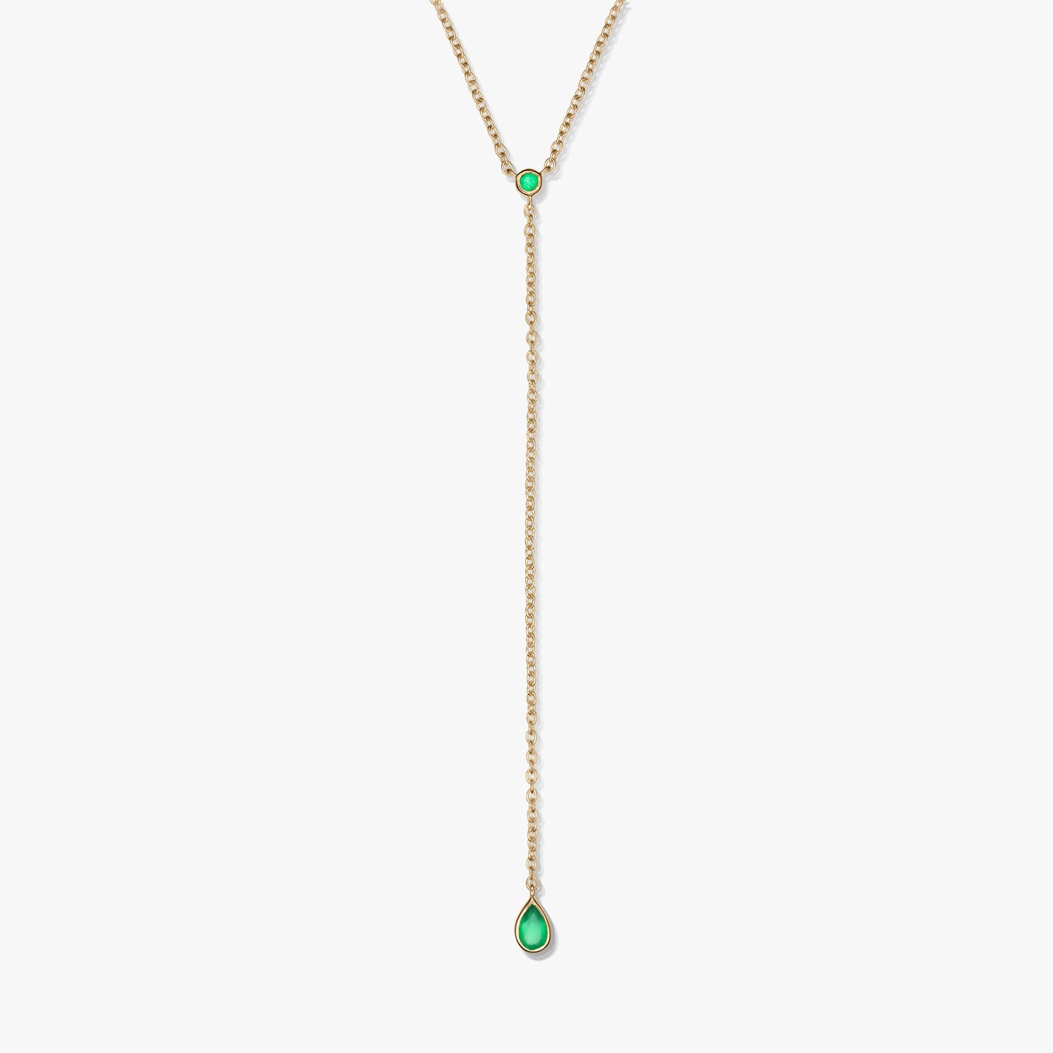 Elegancki naszyjnik typu lariat z pozłacanego srebra próby 925 z akcentami z zielonego onyksu i zawieszką w kształcie łezki, sfotografowany na białym tle.