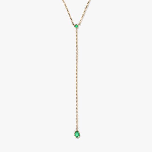 Elegancki naszyjnik typu lariat z pozłacanego srebra próby 925 z akcentami z zielonego onyksu i zawieszką w kształcie łezki, sfotografowany na białym tle.
