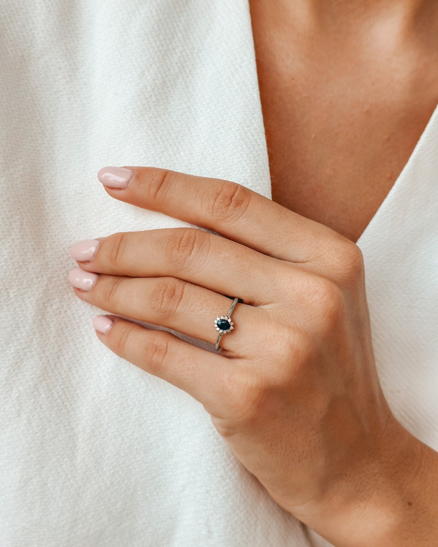 Pierścionek Genn z białego złota - Szafir i Diamenty