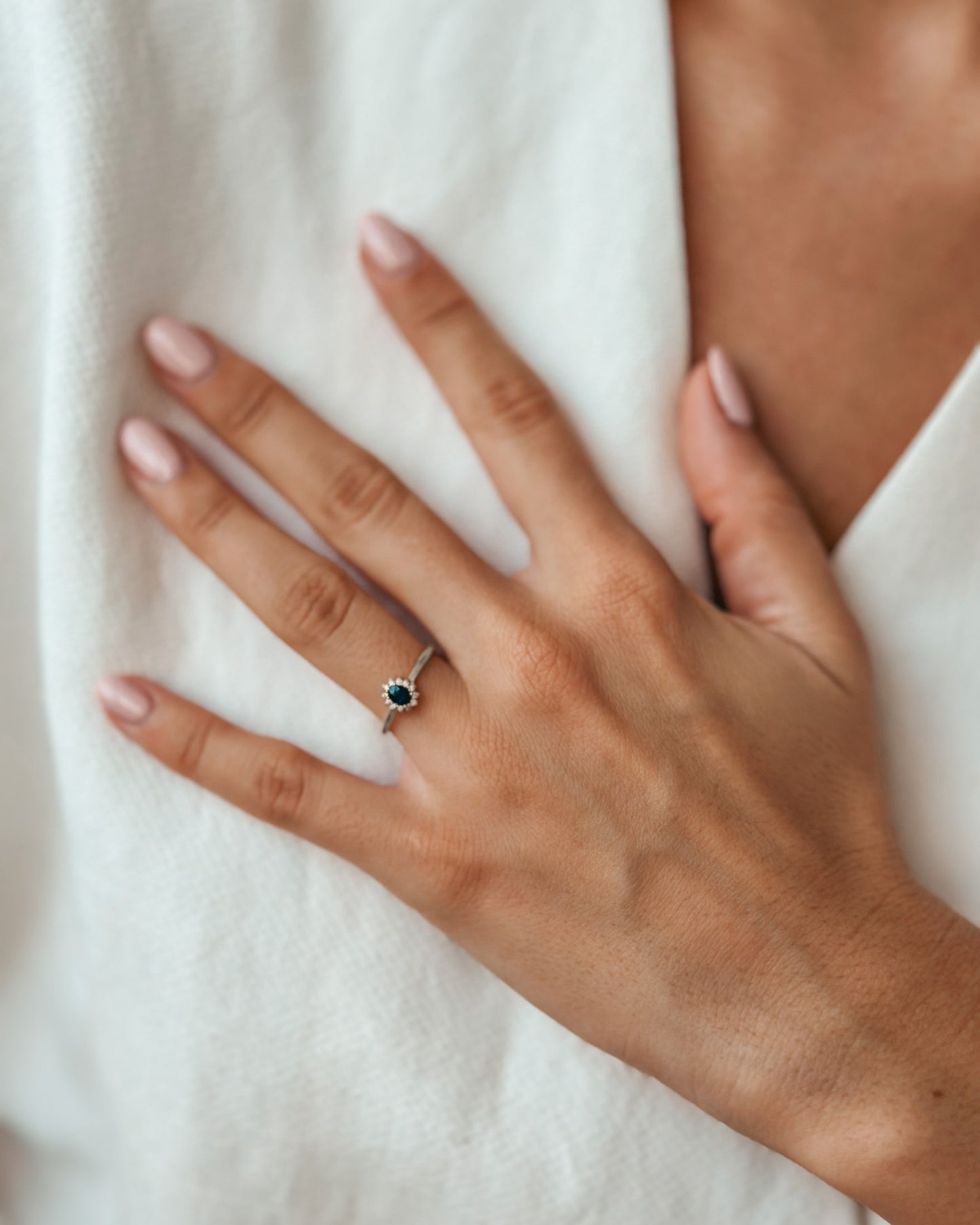 Pierścionek Genn z białego złota - Szafir i Diamenty