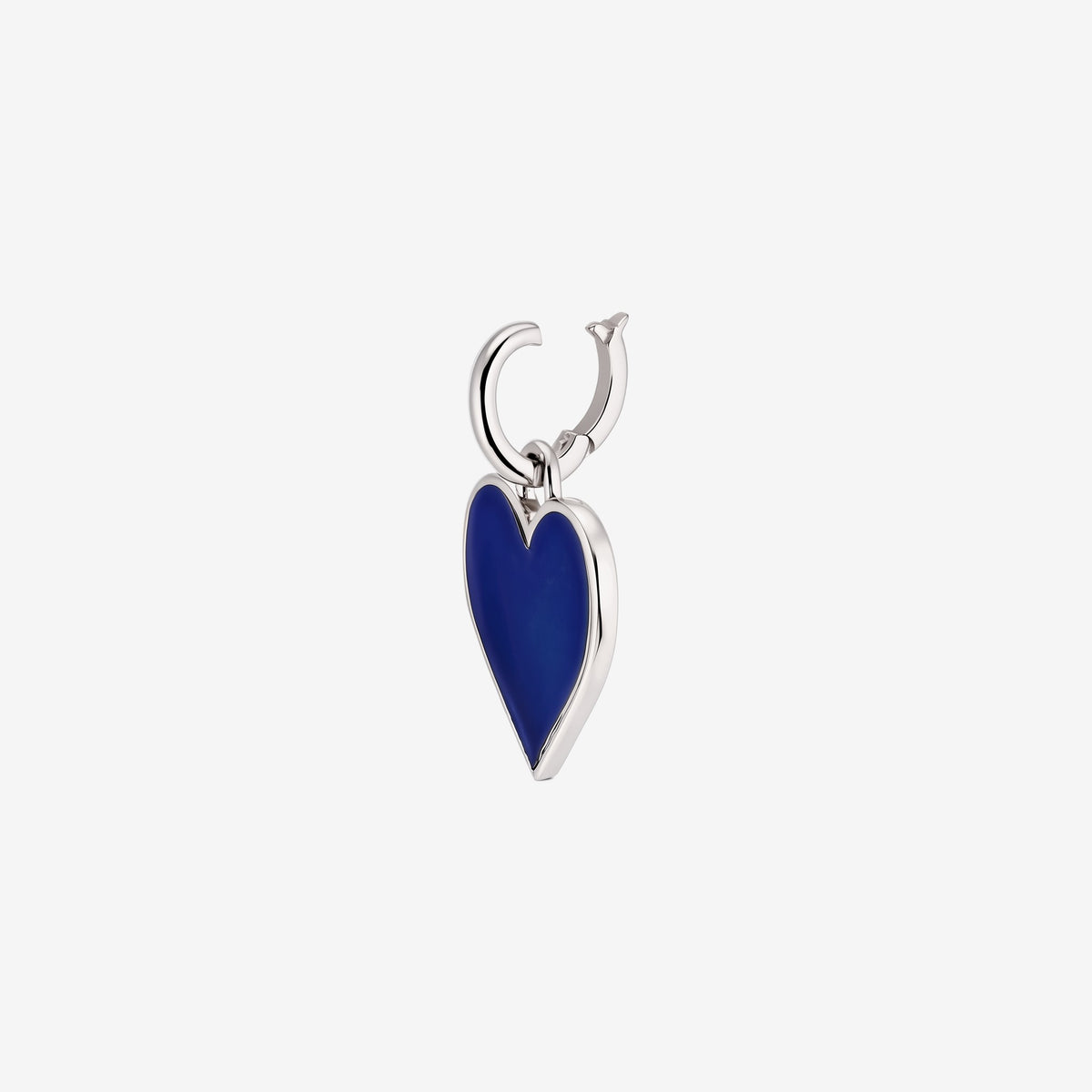 Srebrny wisiorek w kształcie serca z głębokim niebieskim środkowym elementem na białym tle.
