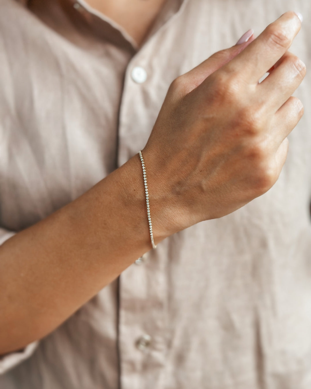 Zbliżenie ręki z cienką, elegancką bransoletką