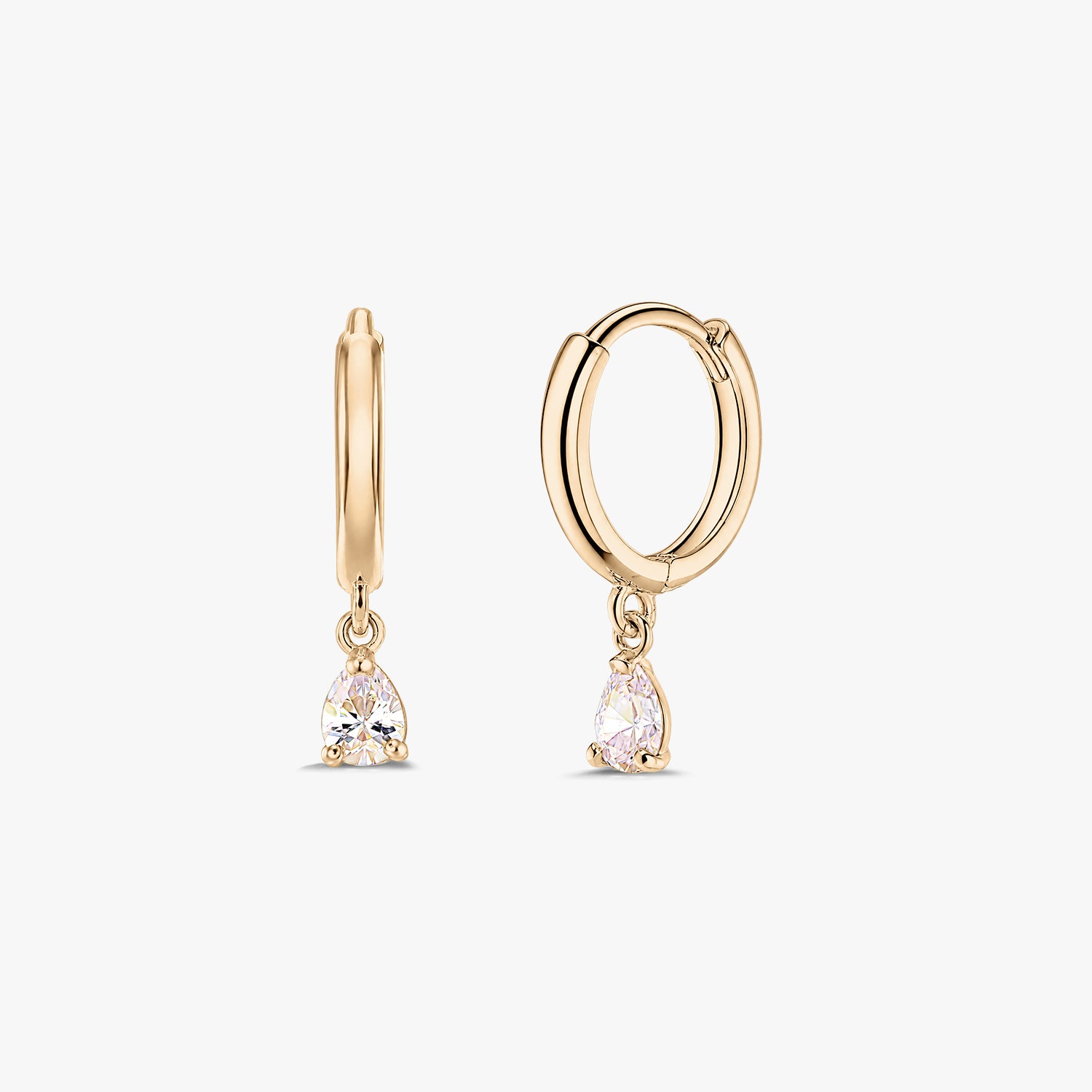 Para eleganckich kolczyków typu huggie z żółtego złota 14K z wiszącymi kroplami z białej cyrkonii w szlifie gruszki, na białym tle.