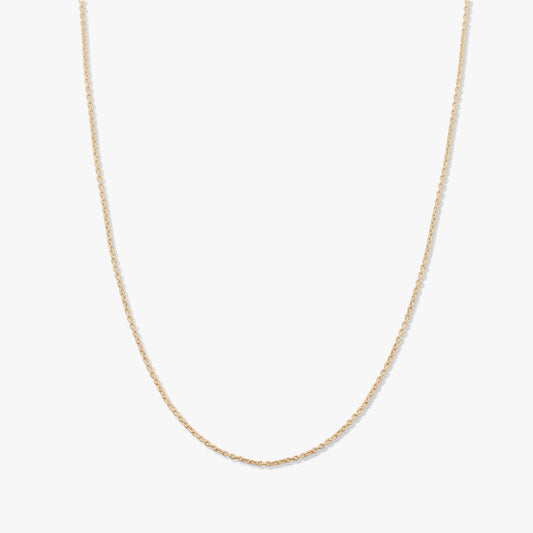 Minimalistyczny naszyjnik łańcuszek z 14K żółtego złota na jednolitym białym tle.