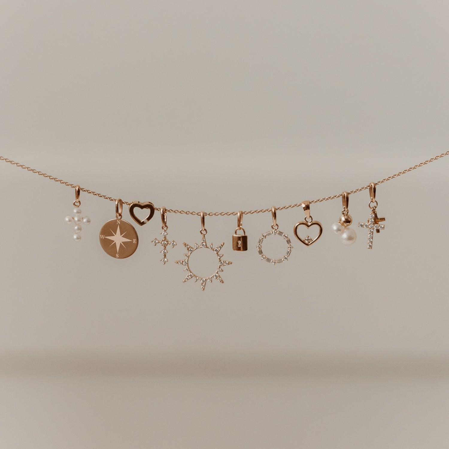 Lśniący Złoty Wisiorek Krzyż - Diamenty