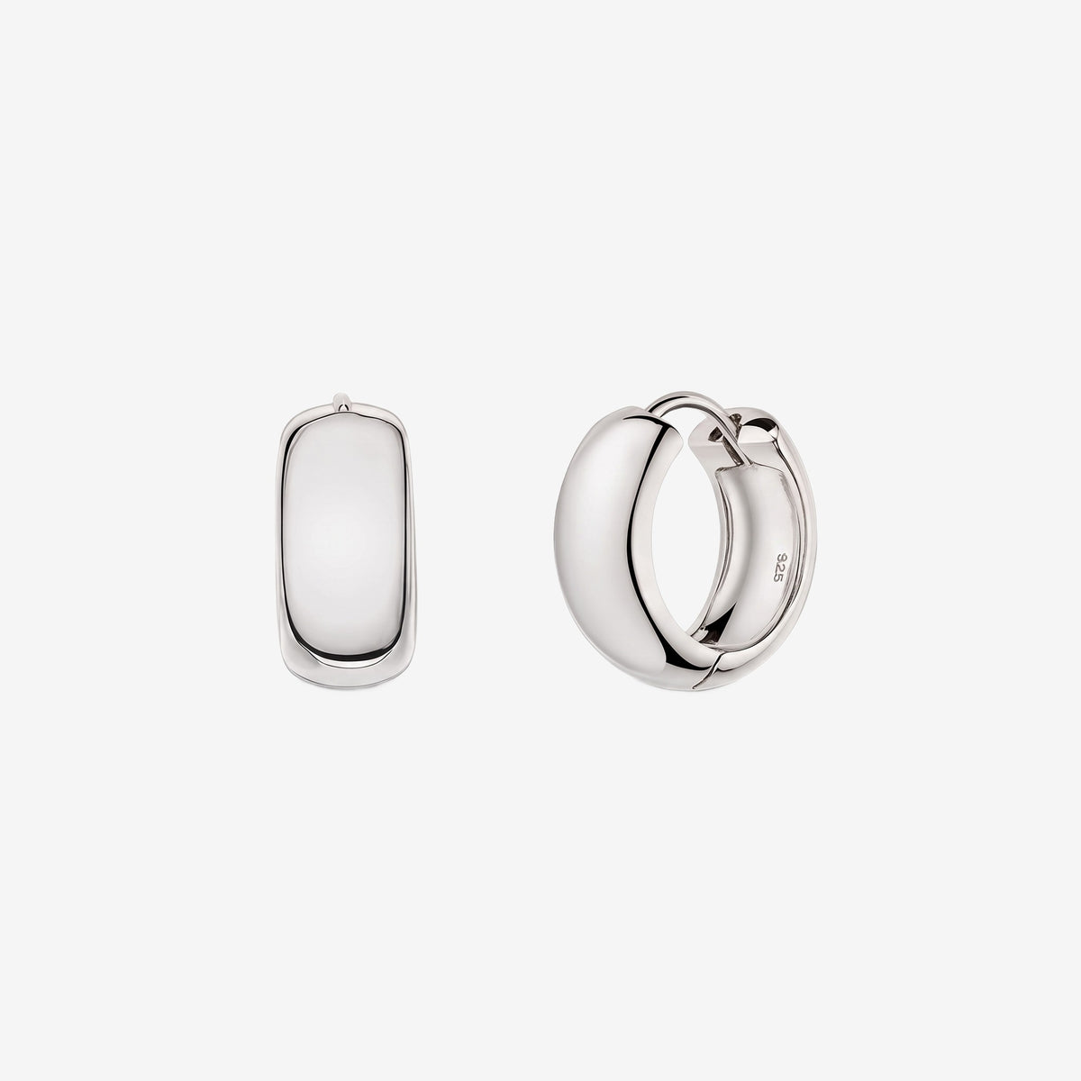 Kolczyki huggie ze srebra 925, model Bold Maxi Hoops; jeden egzemplarz prezentowany z przodu, drugi lekko odchylony, na białym tle, z błyszczącym wykończeniem.