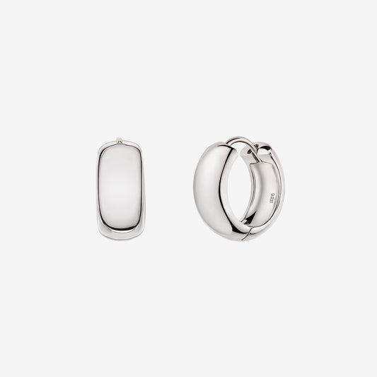 Kolczyki huggie ze srebra 925, model Bold Maxi Hoops; jeden egzemplarz prezentowany z przodu, drugi lekko odchylony, na białym tle, z błyszczącym wykończeniem.